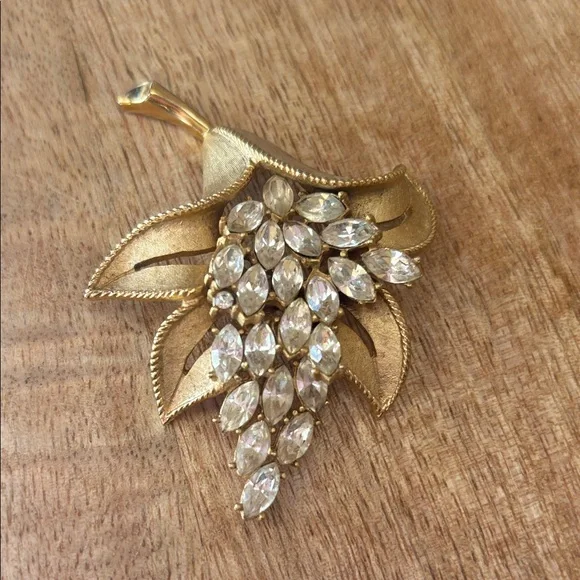 Trifari Brooch Pin Rhinestone Lilly Flower Crown Mark Rare - Picture 4 of 7